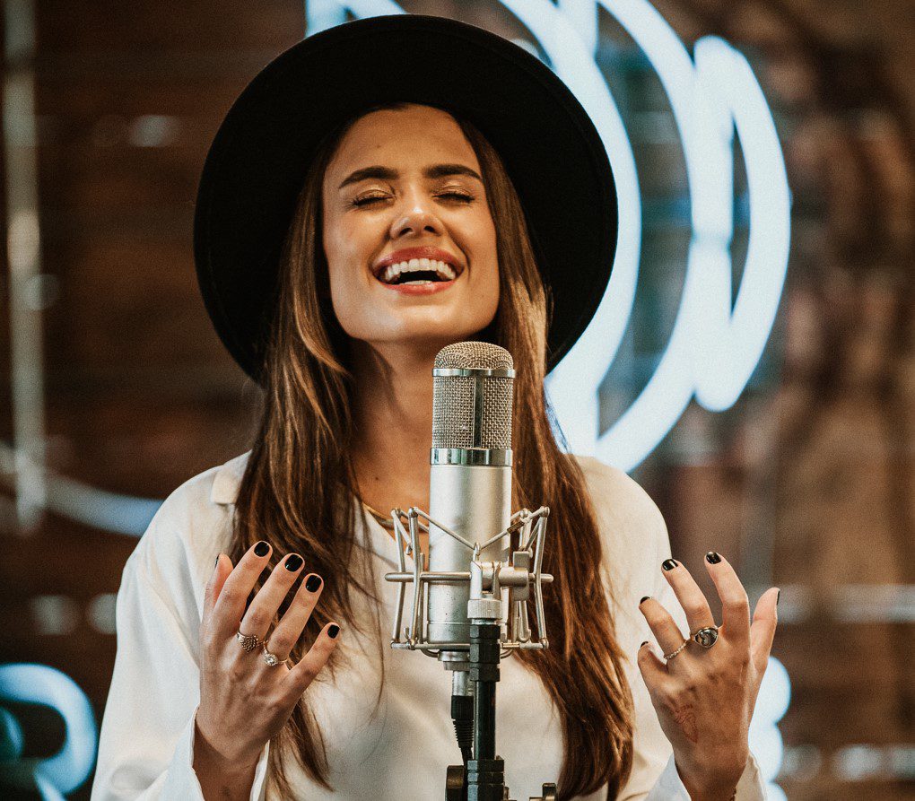 Isadora Pompeo entra no Top 50 do Spotify Brasil com...