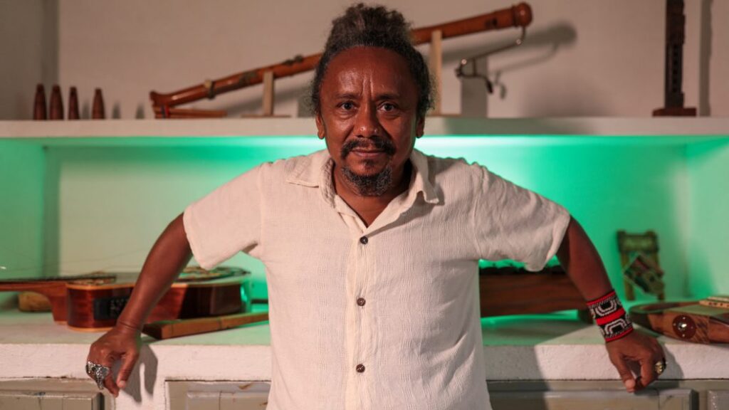 Chico César revisita suas raízes em remix de “Mama África”...