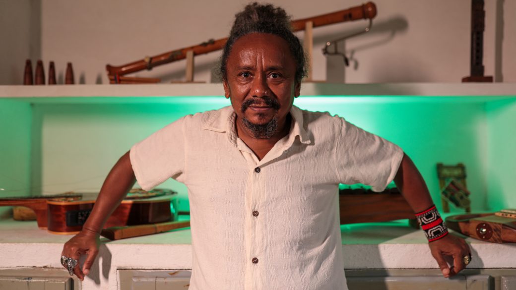 Chico César revisita suas raízes em remix de “Mama África”...
