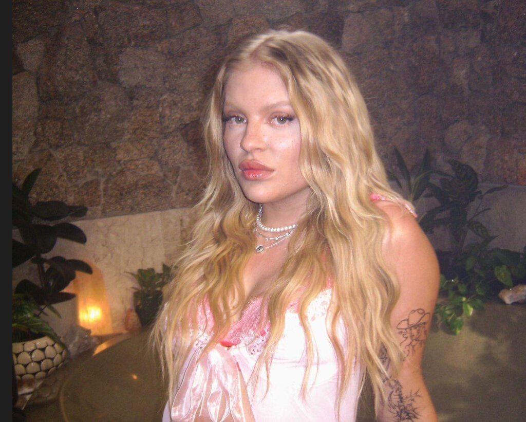 Luíza Sonza grava versão de hino do Chiefs para lançamento...