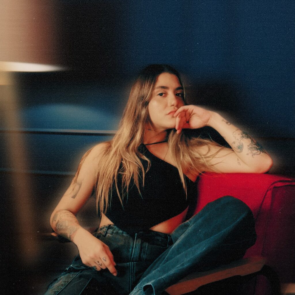 Cynthia Luz revisita seus clássicos em nova fase pop reggae...