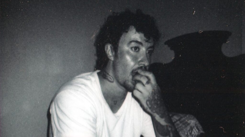 CHAMELEO volta às raízes da vulnerabilidade pop e lança...