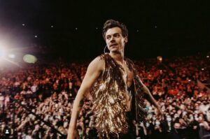 Harry Styles surpreende fãs com performance intimista em...